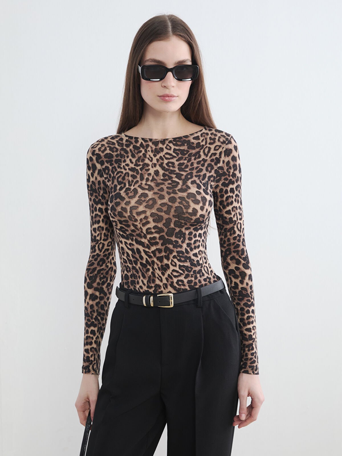 كنزة نسائية بنقشة الفهد