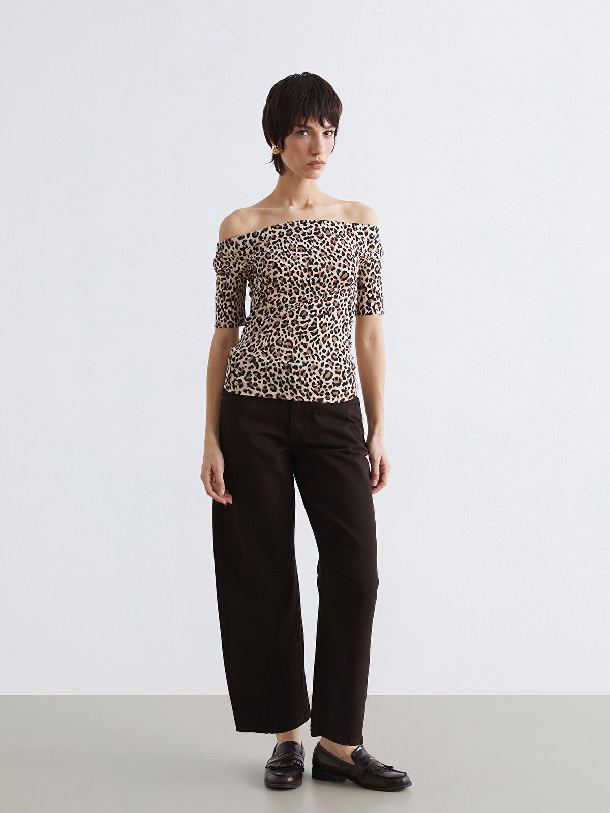 كنزة نسائية بنقشة الفهد بكتف مكشوف