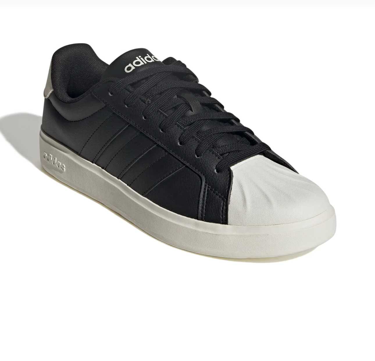 حذاء رياضي من Adidas (موديل Superstar XLG أو مشابه بتصميم Shell Toe).