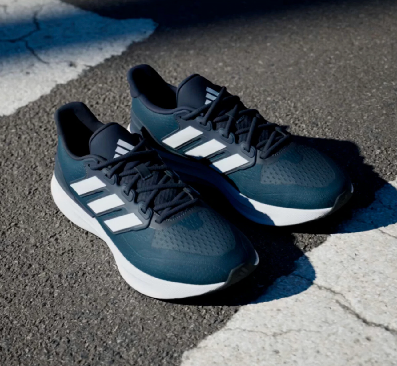 حذاء رياضي من Adidas (موديل Runfalcon 3.0)