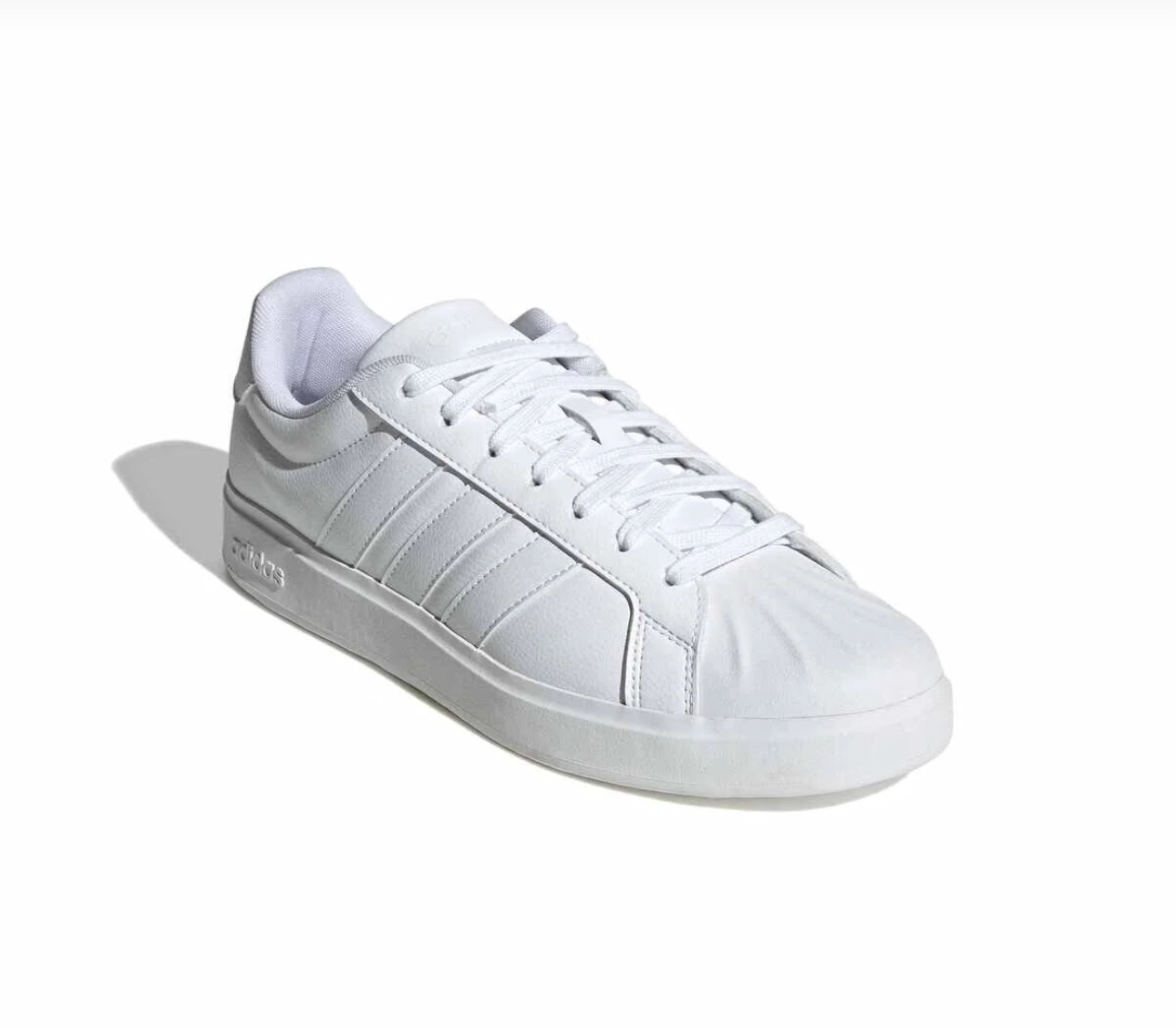 حذاء رياضي من Adidas (موديل Superstar Shell-Toe Design)